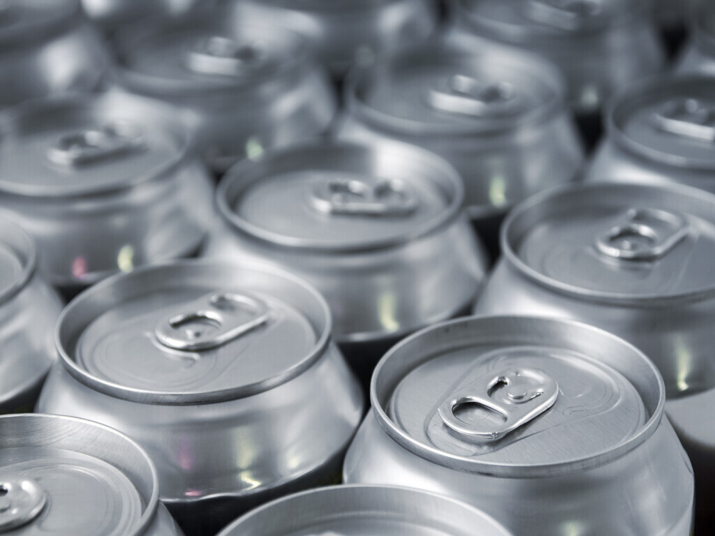 Latas de bebida