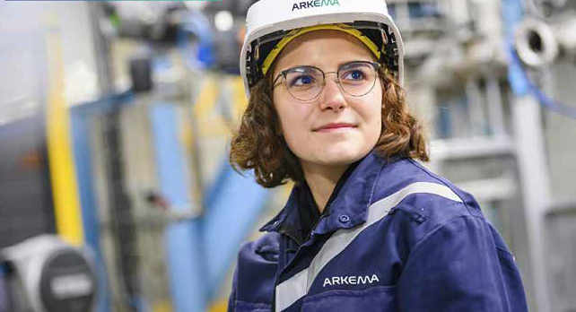 Empleada de Arkema en planta