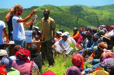 Démonstration du kit de filtration dans un village d'Afrique du Sud