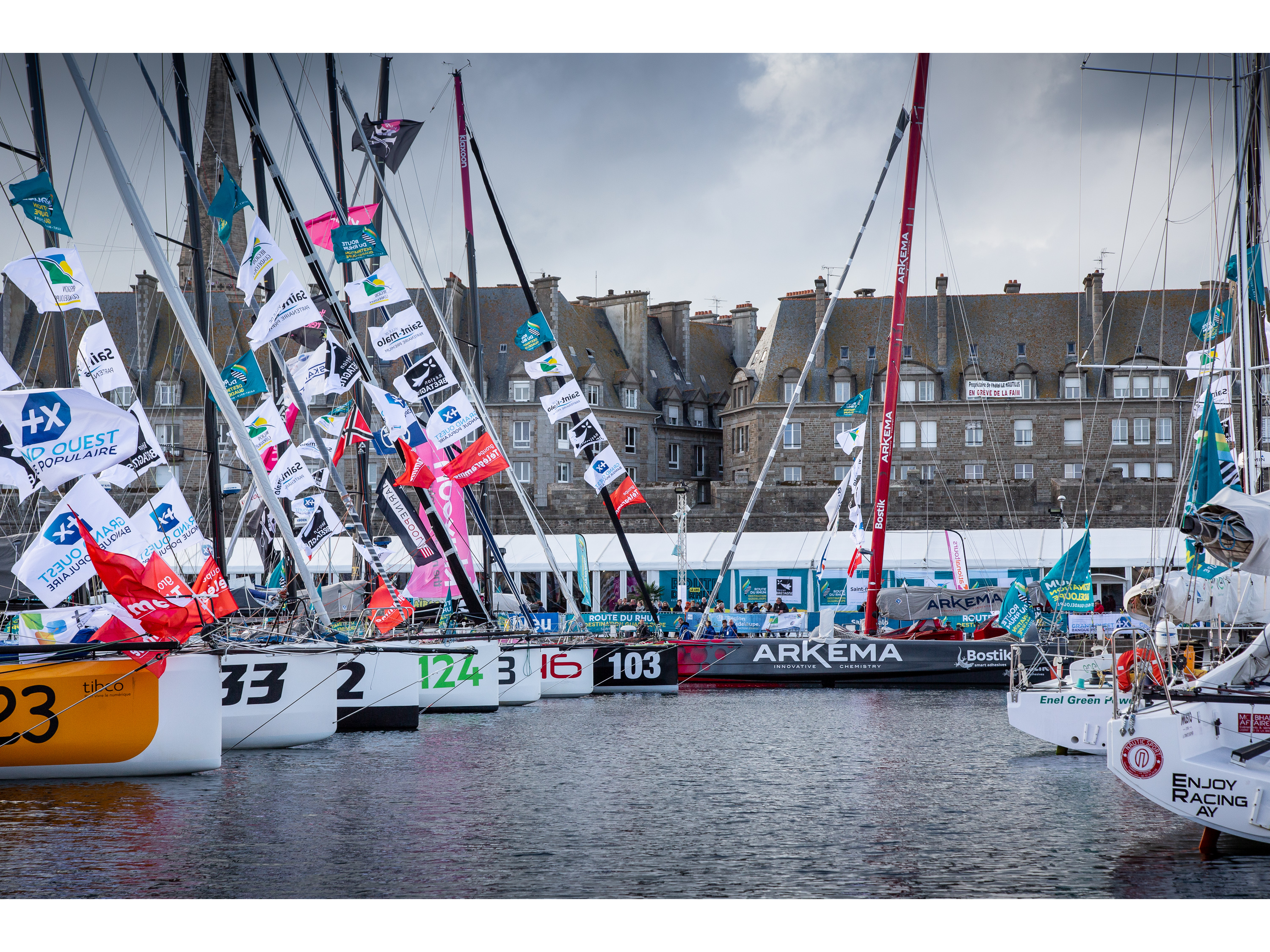 Le Multi50 Arkema dans le port de Saint-Malo