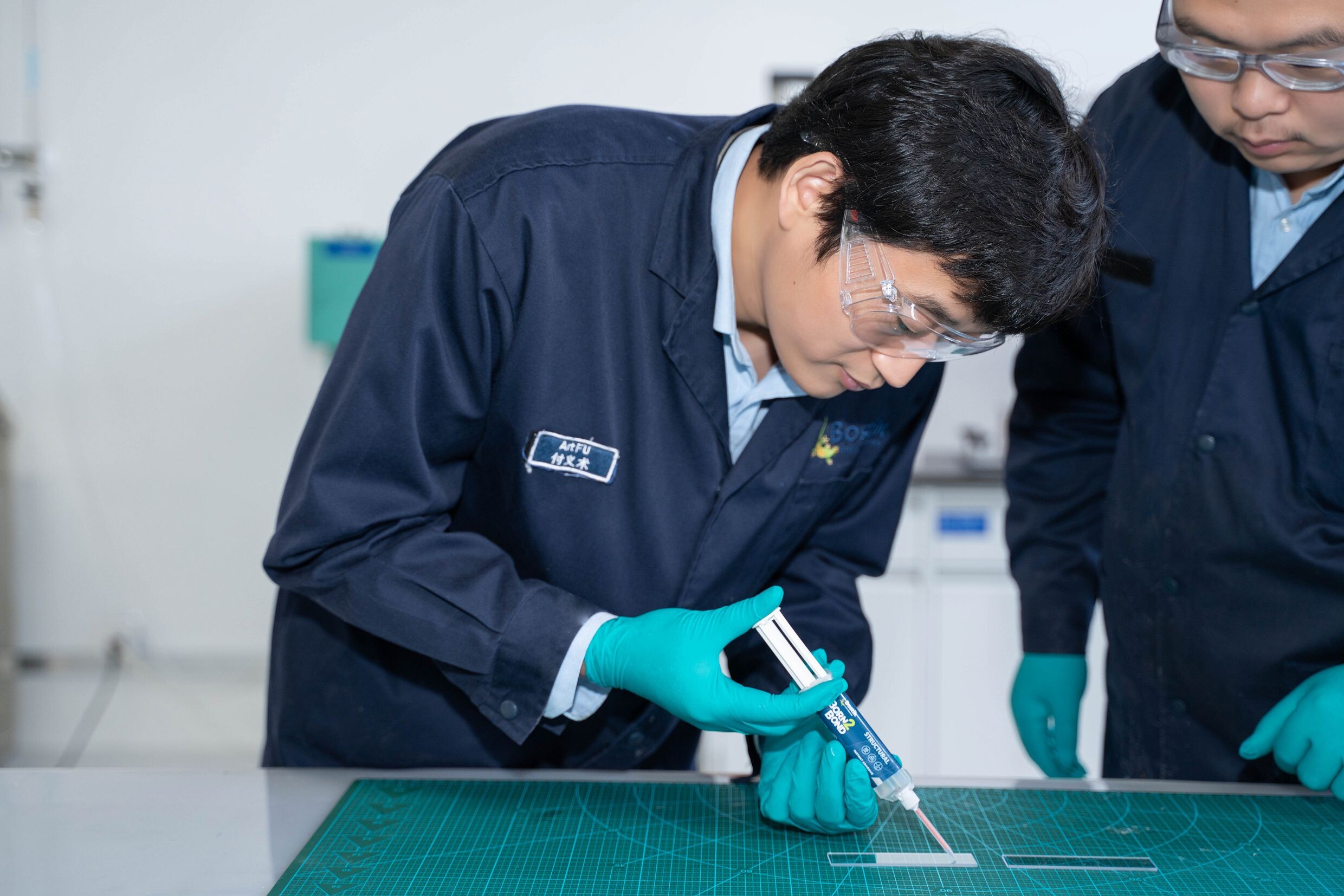 personnel bostik dans un laboratoire à Shanghai