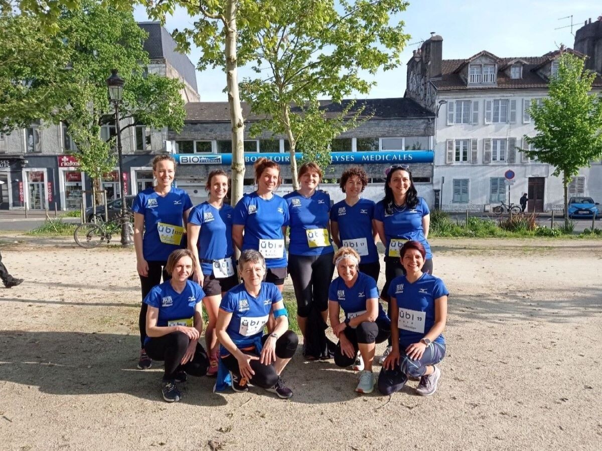 Les équipières Arkema lors de la Féminine de Pau 2022 prennent la pose avant la course.