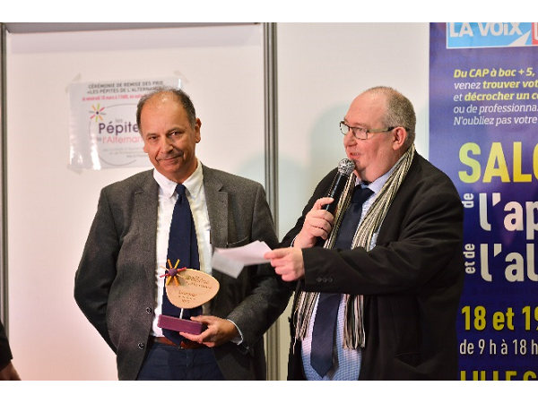 C’est dans le cadre du Salon de l’Alternance organisé par la Voix de l’Etudiant le 18 mars 2016 à Lille que Denis Araud, Directeur de l’usine de Feuchy, a reçu un prix, remis par François Trouillet, Délégué Général UIC Nord Pas de Calais