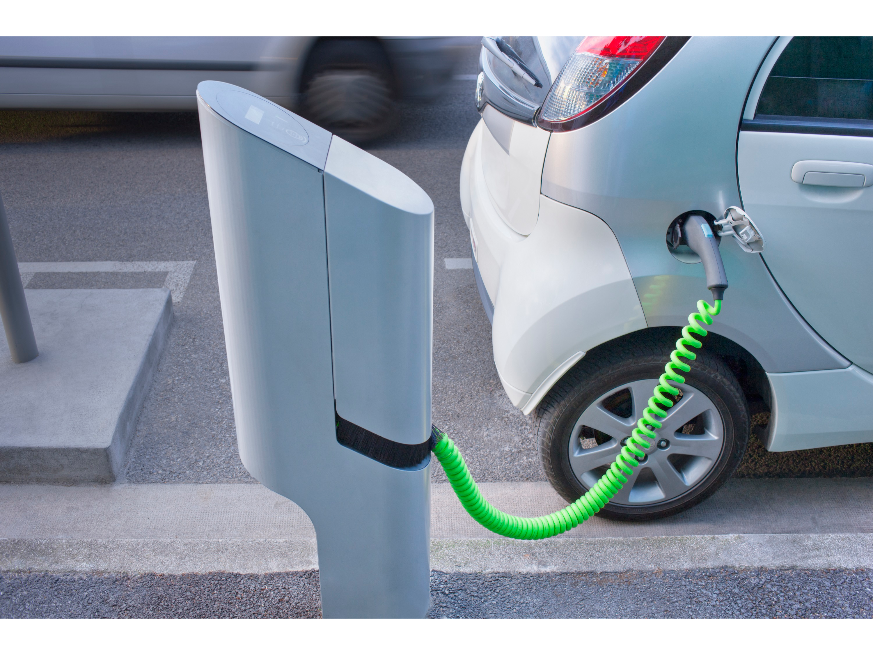 Voiture électrique en cours de chargement