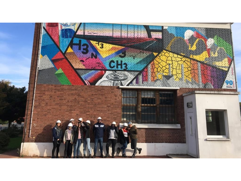 Des jeunes filles de l'association Sport dans la Ville sur le site Arkema de Feuchy