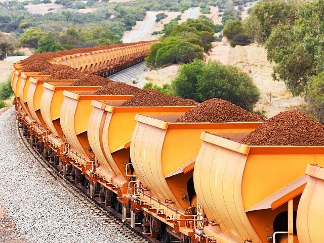 Railcar train for the recovery of metal ore