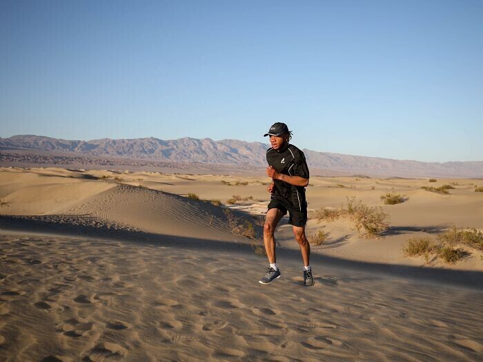 Homme qui courre dans le désert de Las Vegas avec des chaussures contenant l'élastomère Pebax