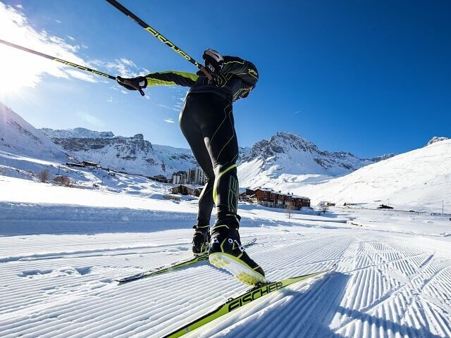 Skieur de fond équipé de chaussures en Pebax