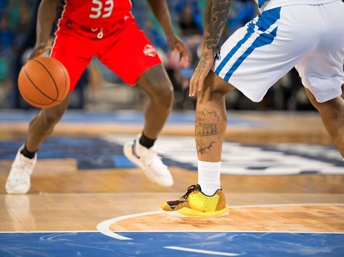 Joueurs de basket avec des chaussures contenant du Pebax d'Arkema