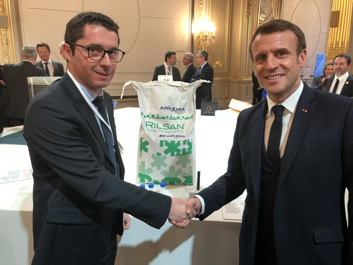 Le président Macron devant la poudre bio-sourcée Rilsan®, lors de l'exposition du « Fabriqué en France » au Palais de l'Elysée