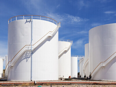 réservoir blanc sur site industriel