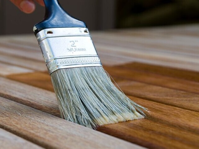 Pincel revistiendo madera
