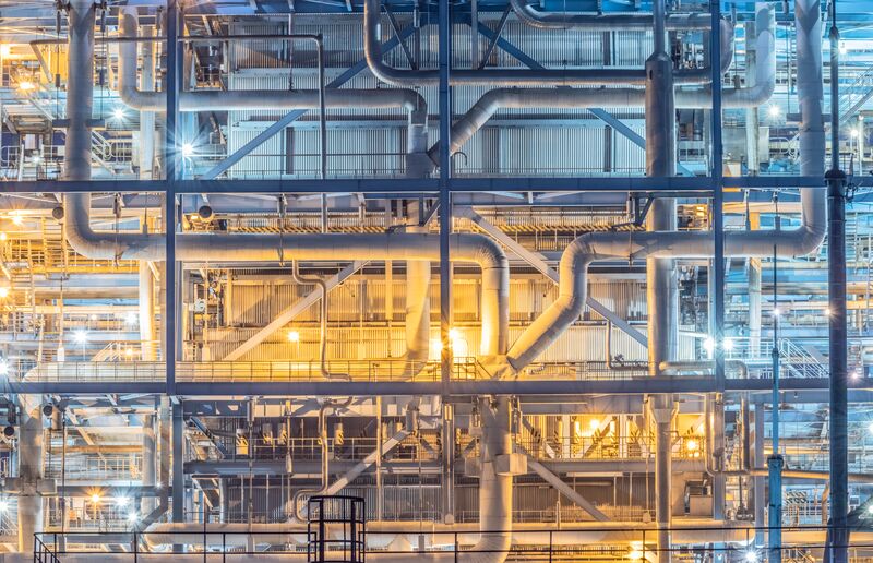 Installation of industrial processes featuring piping networks and gas treatment equipment, used in the chemical, petrochemical, and energy sectors