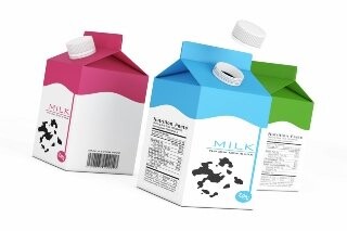 Trois petites briques de lait colorées