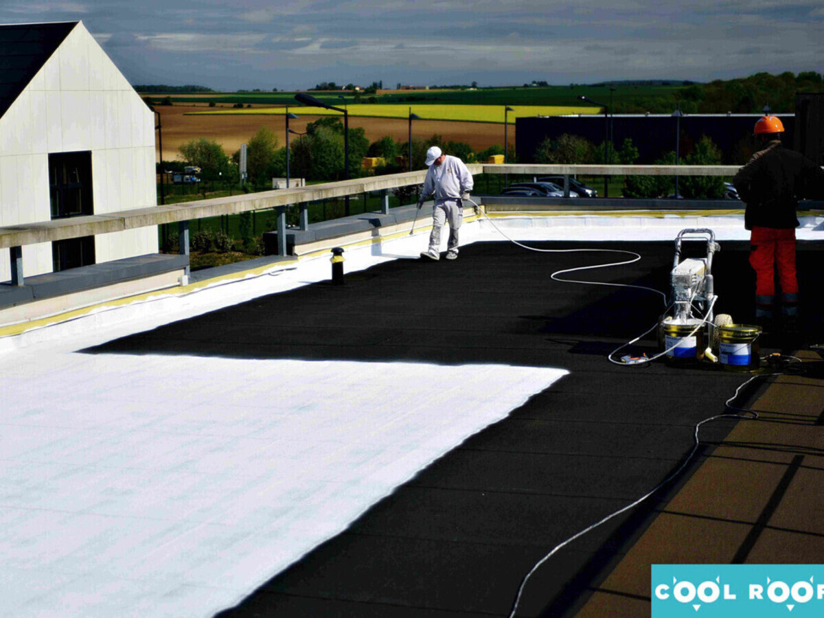 Application de la peinture pour cool roofing